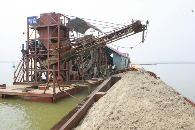 Hơn 60 chiến sỹ cảnh sát triệt phá 4 tàu cát tặc trên sông Hồng ảnh 1