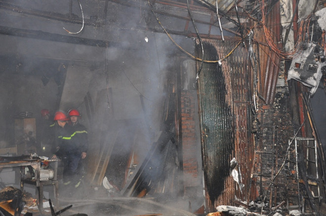 Hà Nội: Hai xưởng gỗ bốc cháy dữ dội sau tiếng nổ lớn ảnh 2