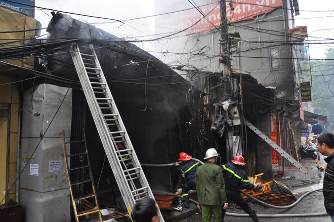 Hà Nội: Hai xưởng gỗ bốc cháy dữ dội sau tiếng nổ lớn ảnh 1