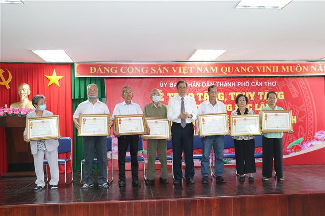 Trao tặng Huân chương Độc lập cho gia đình có nhiều liệt sỹ hy sinh ảnh 1