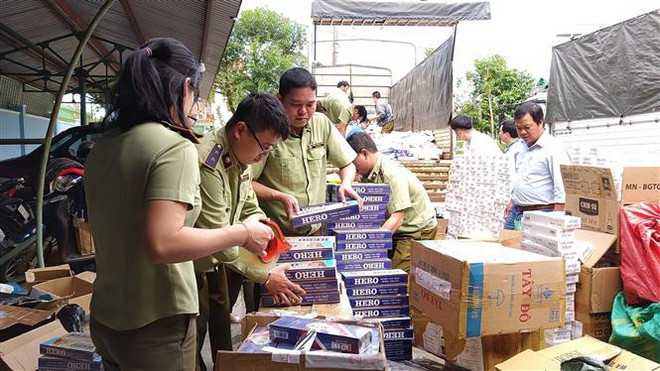 Kiểm đếm số thuốc là lậu. (Ảnh minh họa. TTXVN phát) Hà Nội triệt phá đường dây mua bán thuốc lá ngoại nhập lậu ảnh 1