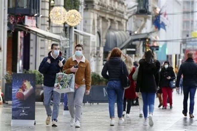 Người dân đeo khẩu trang phòng dịch COVID-19 tại Paris, Pháp. (Ảnh: Kyodo/TTXVN) Nhiều nước châu Âu chứng kiến số ca mắc mới COVID-19 tăng nhanh ảnh 1