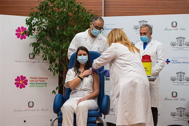 Một nhân viên y tế được tiêm vắcxin ngừa COVID-19 tại Rome, Italy. (Ảnh: AFP/TTXVN) Nhiều nước châu Âu chứng kiến số ca mắc mới COVID-19 tăng nhanh ảnh 2