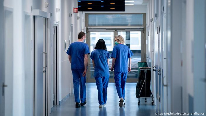 COVID-19: Đức siết biên giới, cách ly bệnh viện ở Berlin vì biến thể ảnh 1