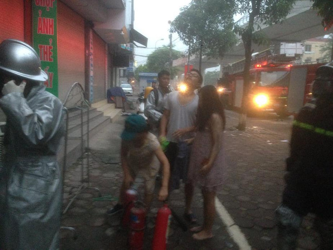 Cảnh sát PCCC giải cứu người phụ nữ mang bầu khỏi đám cháy ảnh 1