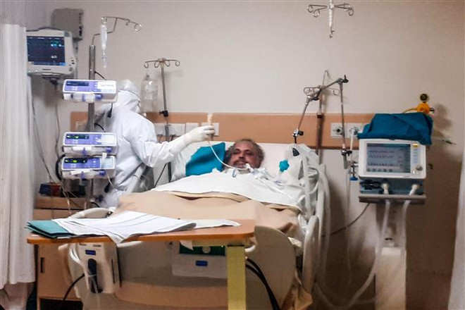 Điều trị cho bệnh nhân mắc COVID-19 tại bệnh viện ở New Delhi, Ấn Độ. (Ảnh: AFP/TTXVN) Nguy cơ châu Âu tái bùng phát dịch COVID-19 vì người dân đi tránh nóng ảnh 1
