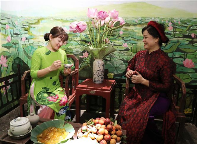 Khách tham quan trải nghiệm Tết Đoan ngọ trong không gian xưa. (Ảnh: Nhật Anh/TTXVN) Tái hiện Tết Đoan Ngọ truyền thống tại Hoàng thành Thăng Long ảnh 2