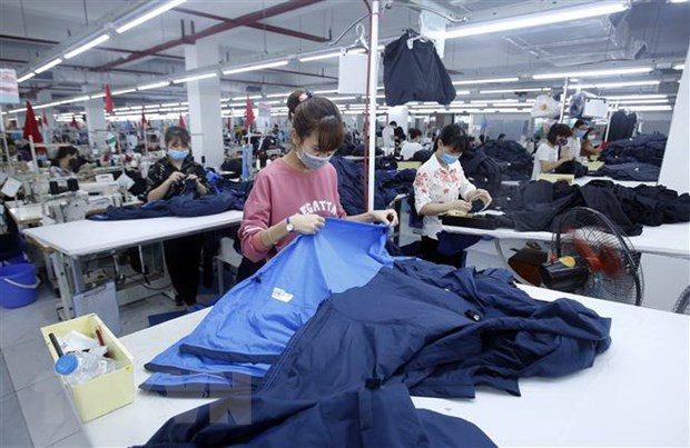 Công nhân ngành dệt may. (Ảnh minh họa. Nguồn: TTXVN)) Đồng Nai: Gần 10.500 lao động tạm dừng đóng bảo hiểm do ảnh hưởng dịch ảnh 1