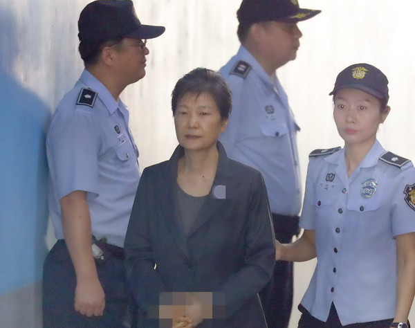 Bà Park Geun-hye gọi phiên xét xử là hành động trả thù chính trị ảnh 1