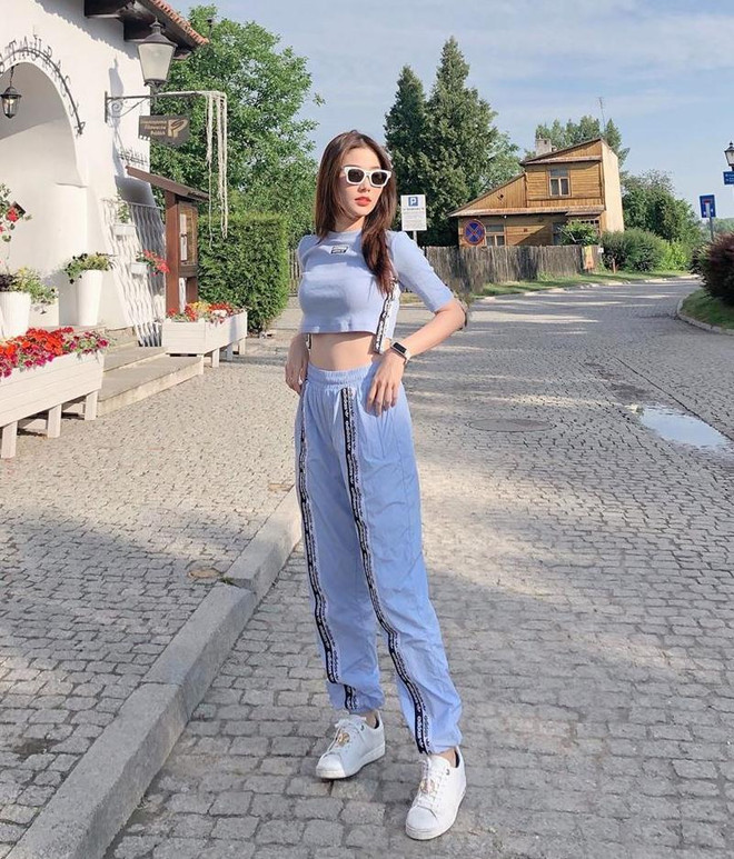 Nắng nóng đỉnh điểm, mỹ nhân Việt cùng diện đồ trắng sáng 'giải nhiệt' ảnh 11