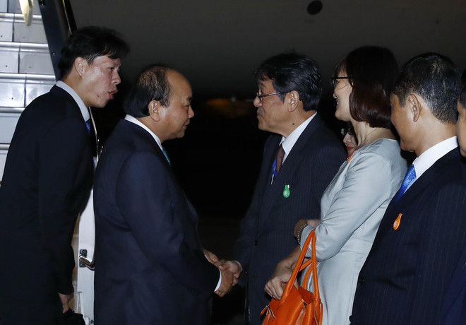 [Photo] Thủ tướng Nguyễn Xuân Phúc đến Tokyo, bắt đầu thăm Nhật Bản ảnh 1