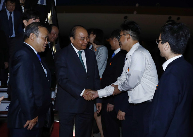 [Photo] Thủ tướng Nguyễn Xuân Phúc đến Tokyo, bắt đầu thăm Nhật Bản ảnh 2