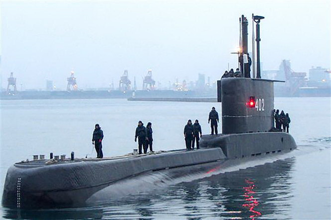 Tàu ngầm KRI Nanggala 402 neo tại căn cứ hải quân ở Surabaya, Indonesia. (Ảnh: AFP/TTXVN) Vụ chìm tàu ngầm của Indonesia: Nguyên nhân vẫn chưa rõ ràng ảnh 1