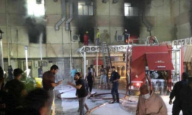 Hiện trường vụ hỏa hoạn. (Nguồn: theguardian.com) Iraq: Cháy tại bệnh viện điều trị COVID-19, ít nhất 27 người chết ảnh 1
