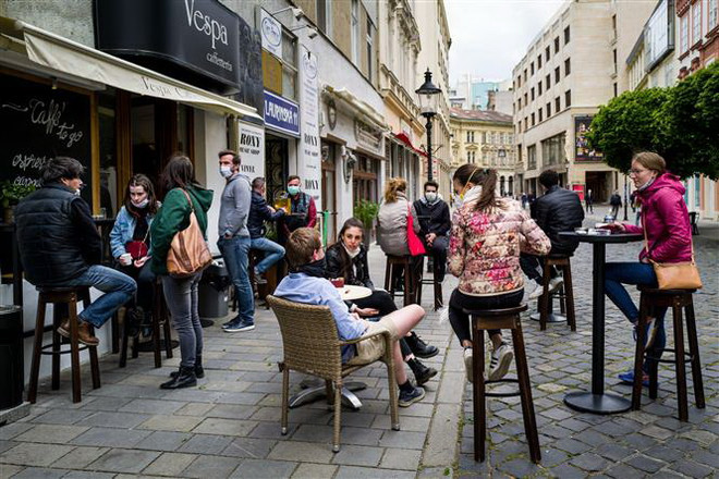 Một quán càphê đông khách tại Bratislava, Slovakia. (Ảnh: AFP/TTXVN) Cuộc họp trực tiếp đầu tiên của lãnh đạo châu Âu bàn về COVID-19 ảnh 1