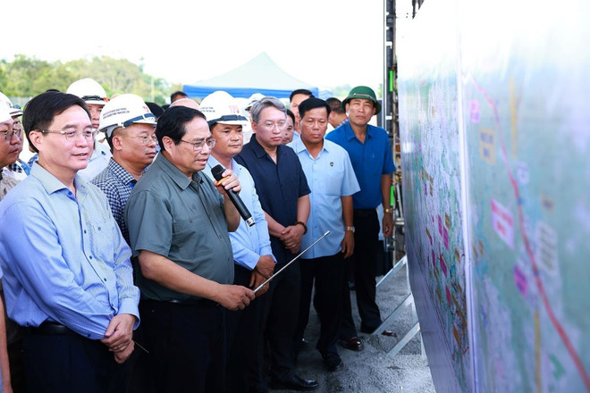 Thủ tướng Phạm Minh Chính xem bản đồ tuyến dự án đường bộ cao tốc Khánh Hòa-Buôn Ma Thuột. (Ảnh: Dương Giang/TTXVN) ttxvn_cao_toc_khanh_hoa-buon_ma_thuot2.jpg