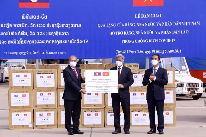 Việt Nam hỗ trợ vật tư y tế, cử chuyên gia sang trực tiếp giúp Lào ảnh 1