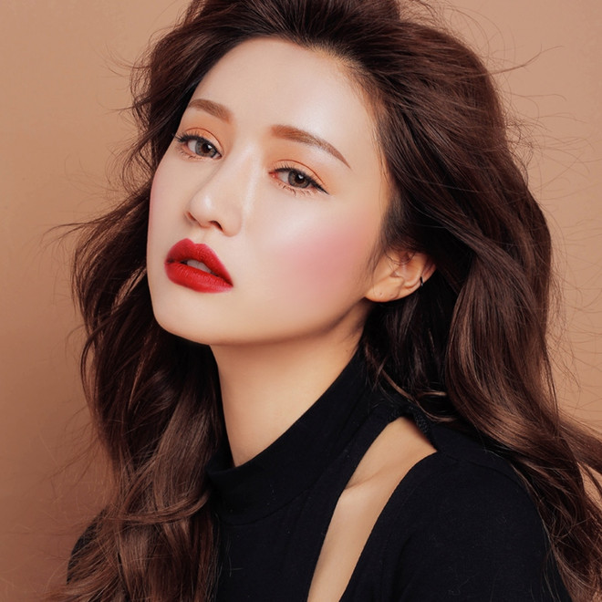 6 mẹo giữ lớp trang điểm lâu trôi trong ngày Hè nắng nóng ảnh 1