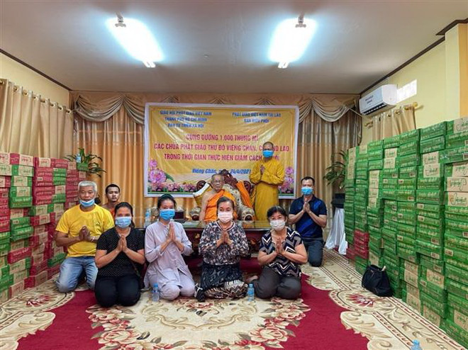 Giữa bộn bề khó khăn, người Việt tại Lào kiên trì chống dịch COVID-19 ảnh 1