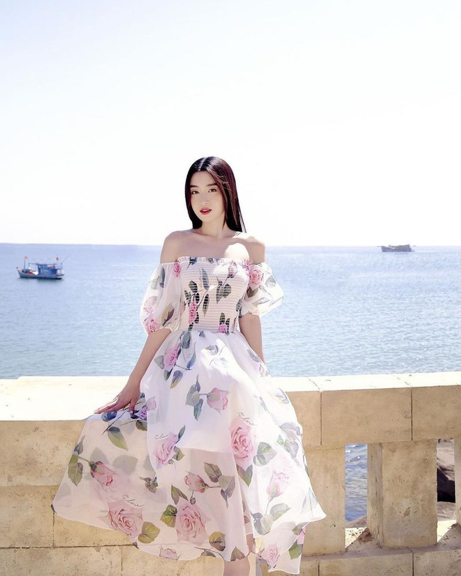 Combo sơmi, quần jeans phủ sóng thời trang đường phố của dàn sao Việt ảnh 11