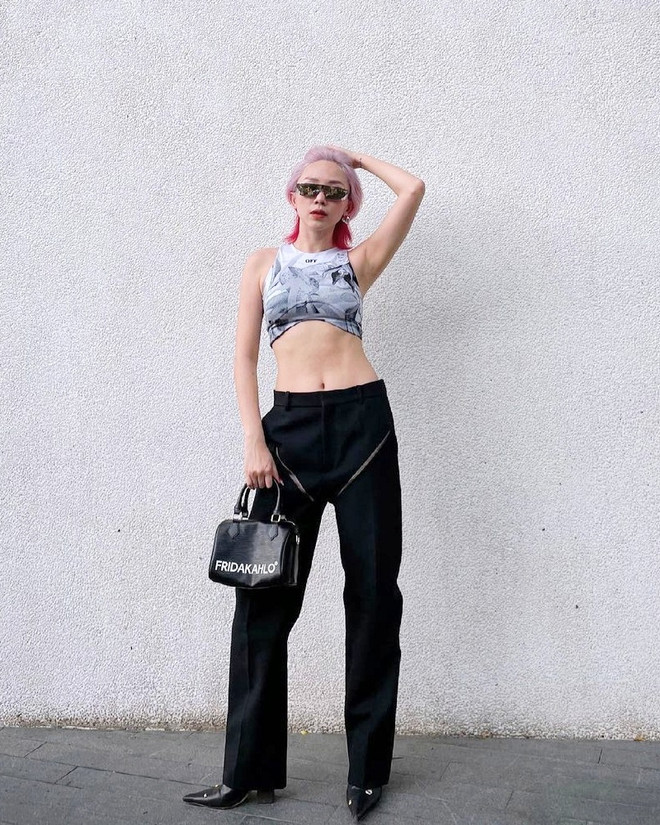 Combo sơmi, quần jeans phủ sóng thời trang đường phố của dàn sao Việt ảnh 7