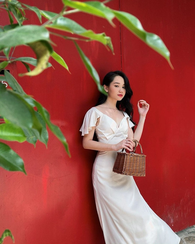 Combo sơmi, quần jeans phủ sóng thời trang đường phố của dàn sao Việt ảnh 10