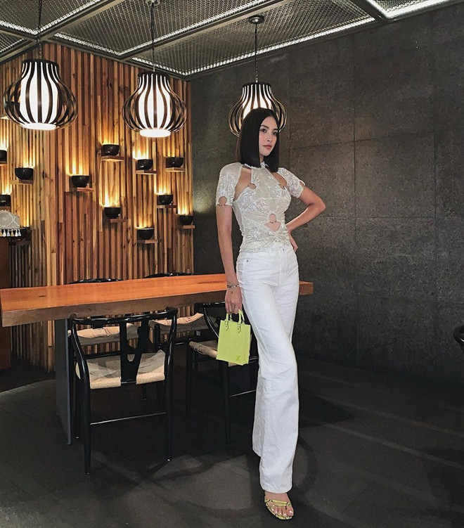 Combo sơmi, quần jeans phủ sóng thời trang đường phố của dàn sao Việt ảnh 15