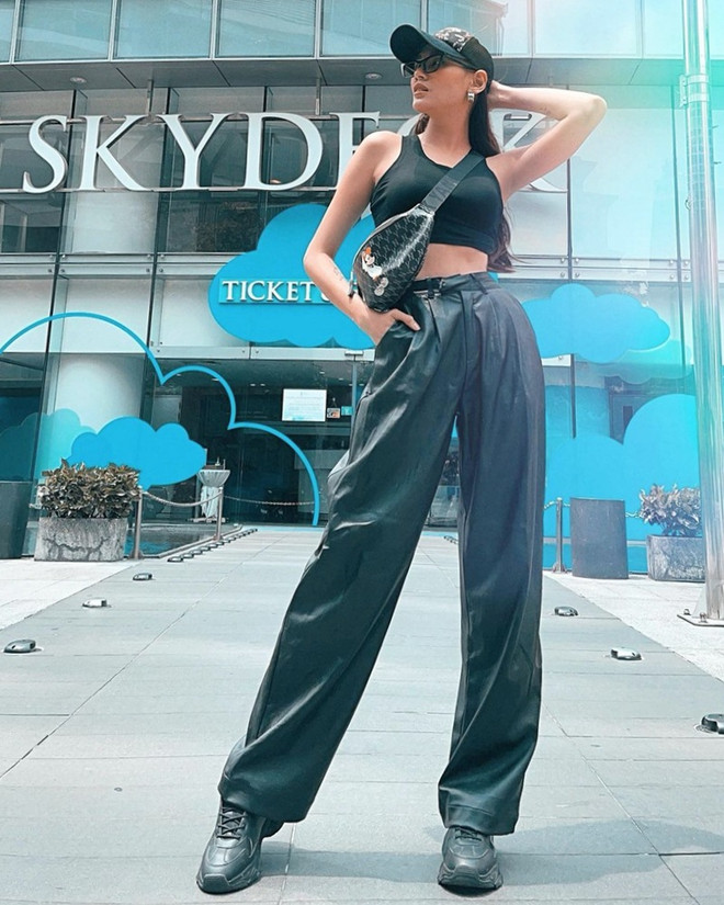 Combo sơmi, quần jeans phủ sóng thời trang đường phố của dàn sao Việt ảnh 14