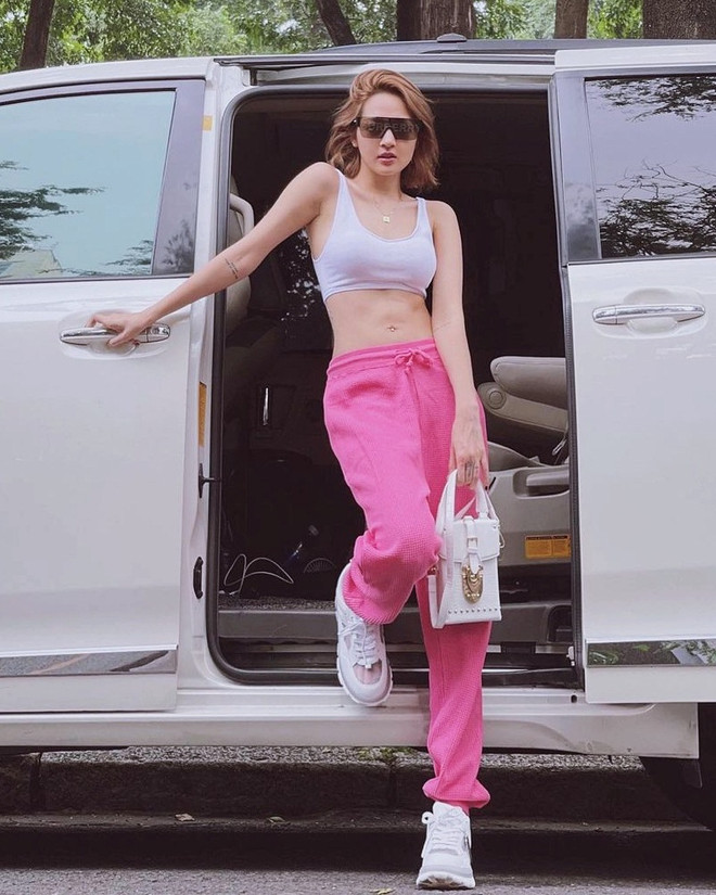 Combo sơmi, quần jeans phủ sóng thời trang đường phố của dàn sao Việt ảnh 8