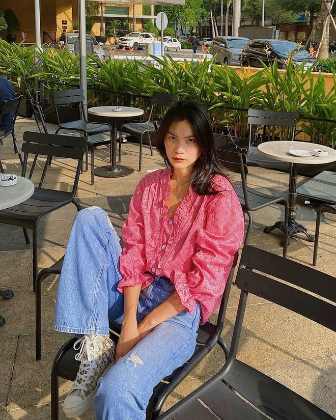 Combo sơmi, quần jeans phủ sóng thời trang đường phố của dàn sao Việt ảnh 5