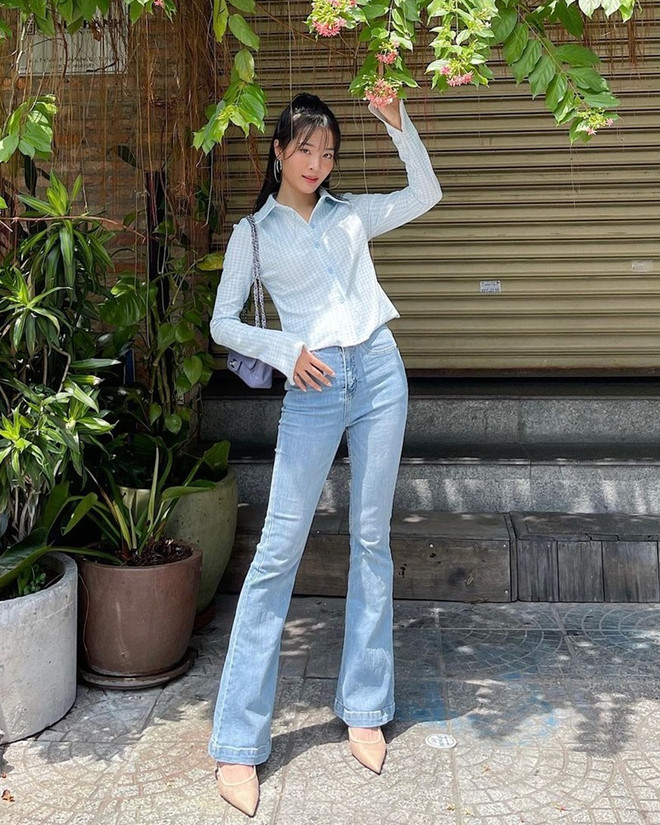 Combo sơmi, quần jeans phủ sóng thời trang đường phố của dàn sao Việt ảnh 3