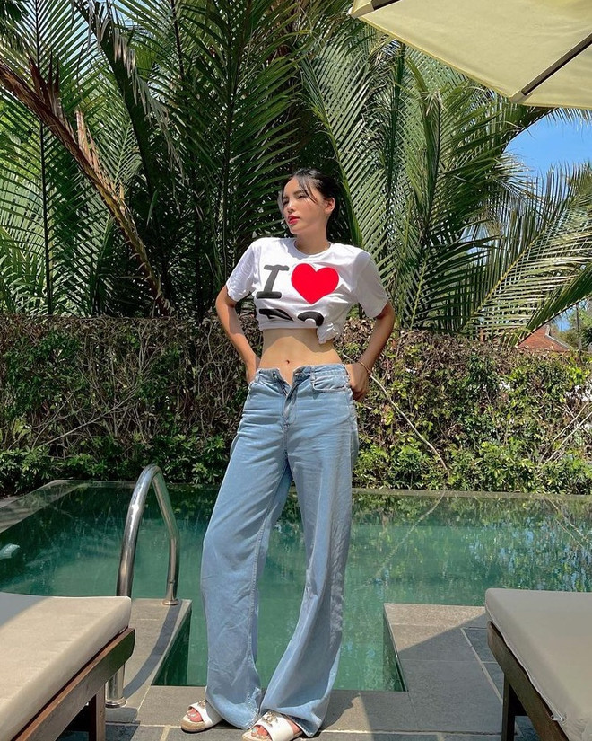 Combo sơmi, quần jeans phủ sóng thời trang đường phố của dàn sao Việt ảnh 6