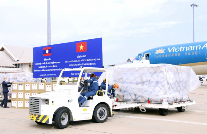 Hàng hóa vừa được đưa khỏi máy bay. (Ảnh: Phạm Kiên/TTXVN) Việt Nam hỗ trợ vật tư y tế, cử chuyên gia sang trực tiếp giúp Lào ảnh 2