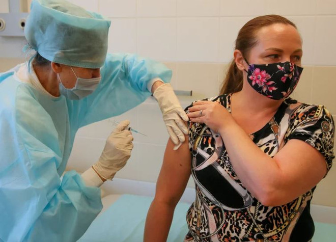 Người dân Nga tiêm phòng vaccine ngừa COVID-19. (Nguồn: TASS) Dịch COVID-19: Nga sản xuất ít nhất 7,5 triệu liều vaccine KoviVac ảnh 1