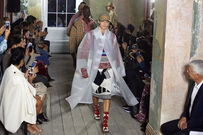 Burberry sẽ 'cấm cửa' chất liệu nhựa trong các sản phẩm từ 2025 ảnh 1