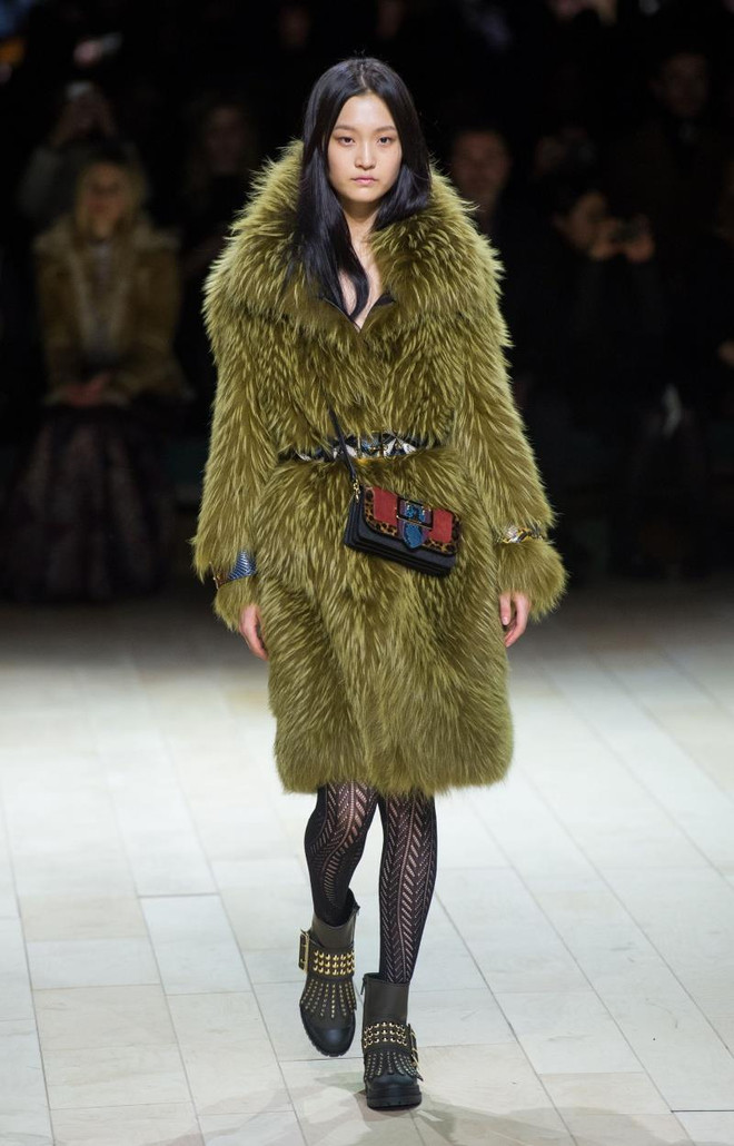 Tháng 09/2018, Burberry từng tuyên bố ngừng sử dụng lông động vật và chấm dứt hành động thiêu hủy hàng tồn kho, thể hiện sự quyết tâm của thương hiệu khi giảm thiểu tối đa tác động tiêu cực đến hệ sinh thái tự nhiên cũng như chống lãng phí nguồn tài nguyên. Burberry sẽ 'cấm cửa' chất liệu nhựa trong các sản phẩm từ 2025 ảnh 2