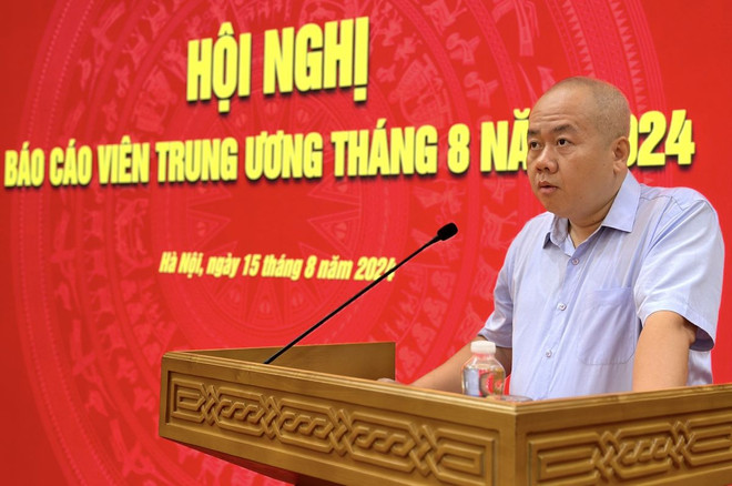 Thứ trưởng Bộ Kế hoạch và Đầu tư Đỗ Thành Trung báo cáo thông tin chuyên đề: “Tình hình kinh tế - xã hội 7 tháng năm 2024; kế hoạch phát triển kinh tế-xã hội những tháng cuối năm 2024”. (Ảnh: Việt Đức/TTXVN) ttxvn-bao cao vien3.jpg