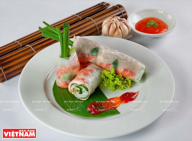 Gỏi cuốn Sài Gòn: Từ nhà hàng sang trọng đến gánh hàng rong ảnh 1