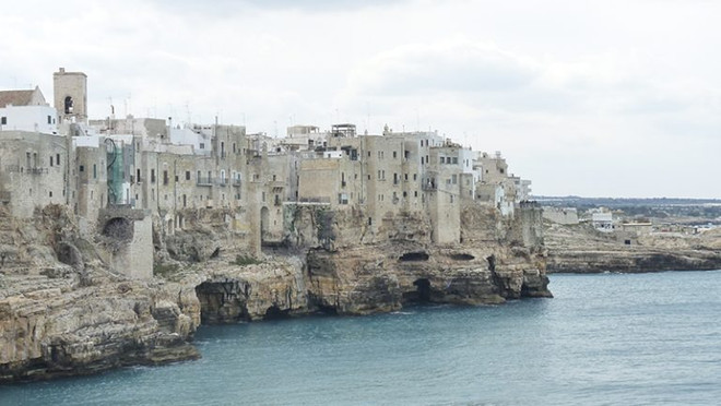 Tận hưởng biển xanh biếc, nắng vàng ươm tại "gót giày" của Italy ảnh 13