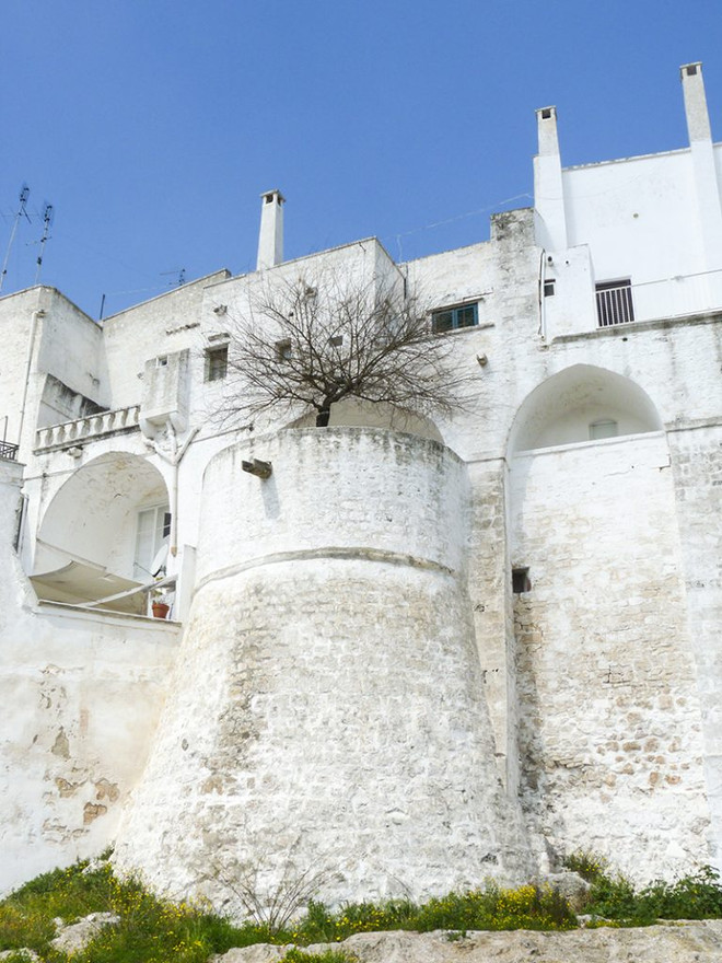 Tận hưởng biển xanh biếc, nắng vàng ươm tại "gót giày" của Italy ảnh 12