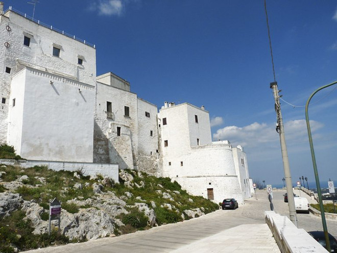 Tận hưởng biển xanh biếc, nắng vàng ươm tại "gót giày" của Italy ảnh 1