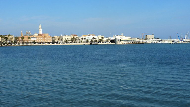 Tận hưởng biển xanh biếc, nắng vàng ươm tại "gót giày" của Italy ảnh 15