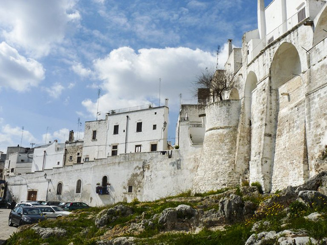 Tận hưởng biển xanh biếc, nắng vàng ươm tại "gót giày" của Italy ảnh 4