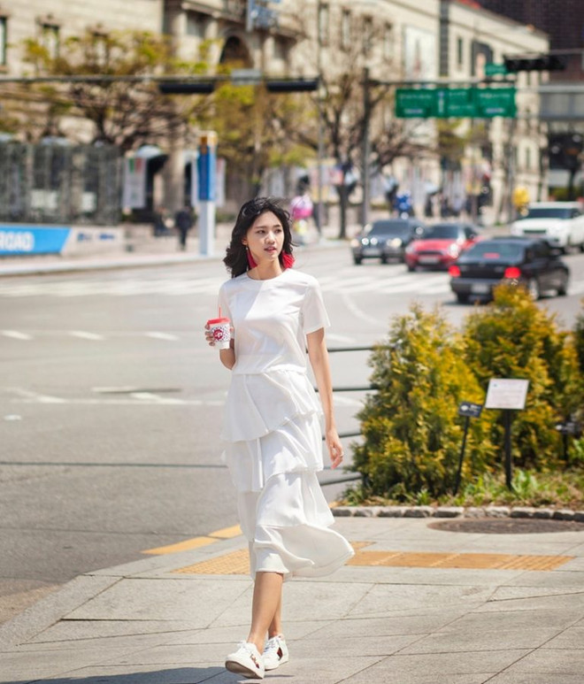 Mỹ nhân Việt “ướp lạnh” ngày hè với street style ngập tràn sắc trắng ảnh 5