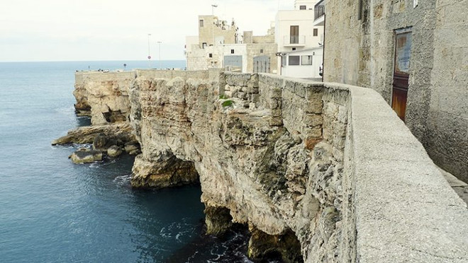 Tận hưởng biển xanh biếc, nắng vàng ươm tại "gót giày" của Italy ảnh 17