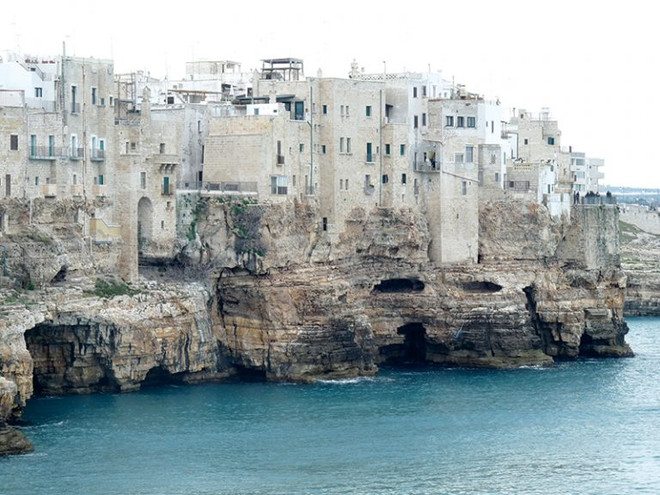 Tận hưởng biển xanh biếc, nắng vàng ươm tại "gót giày" của Italy ảnh 16