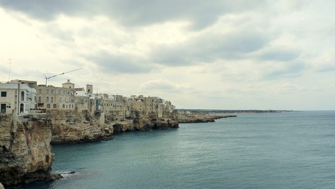 Tận hưởng biển xanh biếc, nắng vàng ươm tại "gót giày" của Italy ảnh 2