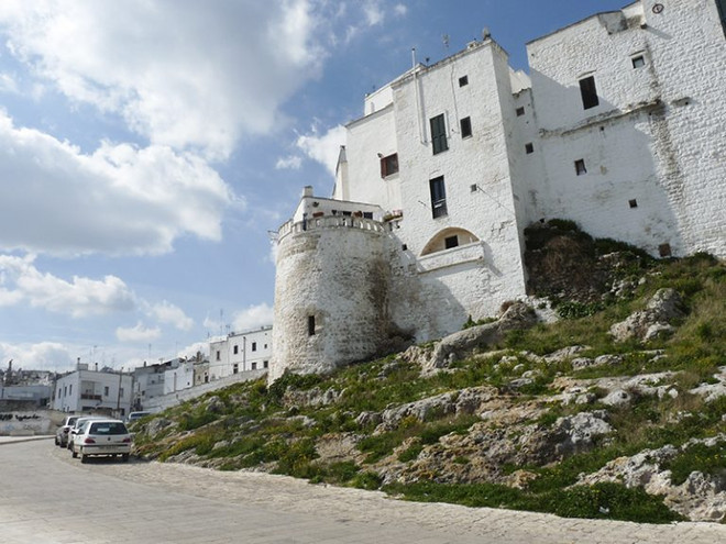 Tận hưởng biển xanh biếc, nắng vàng ươm tại "gót giày" của Italy ảnh 3