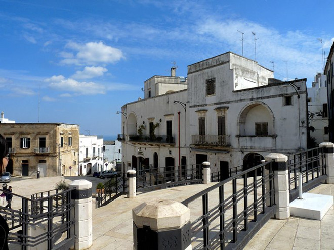 Tận hưởng biển xanh biếc, nắng vàng ươm tại "gót giày" của Italy ảnh 10