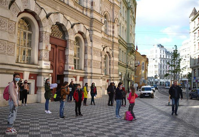 Nhiều quốc gia, vùng lãnh thổ tiếp tục nới lỏng các biện pháp hạn chế ảnh 4